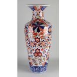 Sehr große japanische Imari-Porzellanvase aus dem 19. Jahrhundert mit Blumendekor. Abmessungen: H