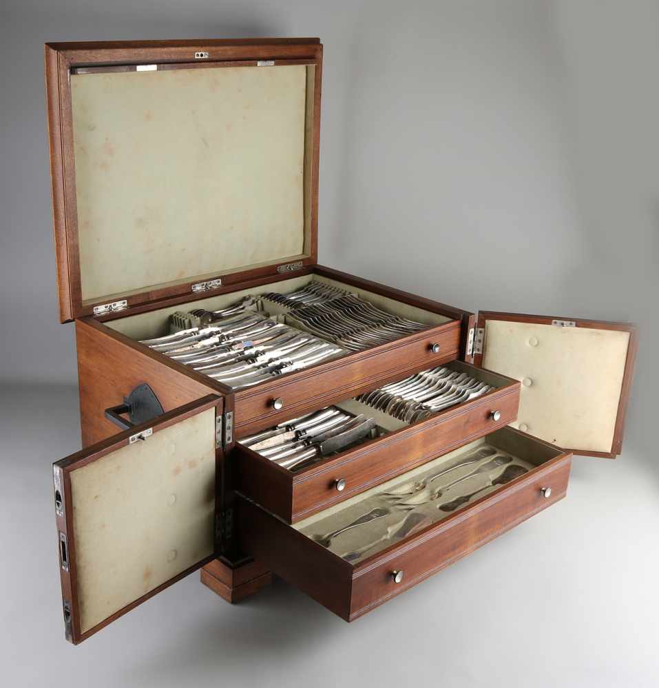 Großes Silberbesteck, 800/000, mit Monogrammgravur. Besteck mit 18 Tischgabeln und 16 Löffeln, 21