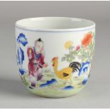 Chinesische Porzellan-Hühnchen-Tasse mit Figur / Huhn im Landschaftsdekor + Text +