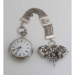 Silberne Taschenuhr mit Chatelaine und Siegel, 833/000. Große Uhr, ø 53 mm, mit Schlüsselaufzug,