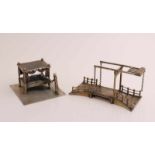 Zwei große silberne Miniaturen, 835/000, mit einer Zugbrücke, 9,5 x 4 x 5 cm, und einer Figur am