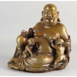 Chinesische Bronze-Auflage aus dem 18. - 19. Jahrhundert auf Terrakotta lachendem Buddha mit