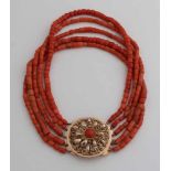 Schöne Halskette aus 5 Reihen roter Korallen mit einigen gemischten Perlen, ø 4-6 mm, befestigt an