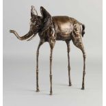Bronzeelefant im Stil von Salvador Dali. 21. Jahrhundert. Größe: 29 x 28 x 10 cm. In guter