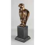 Großer Raubvogel aus Bronze im Art-Deco-Stil. Auf schwarzem Marmorsockel platziert. 21. Jahrhunde