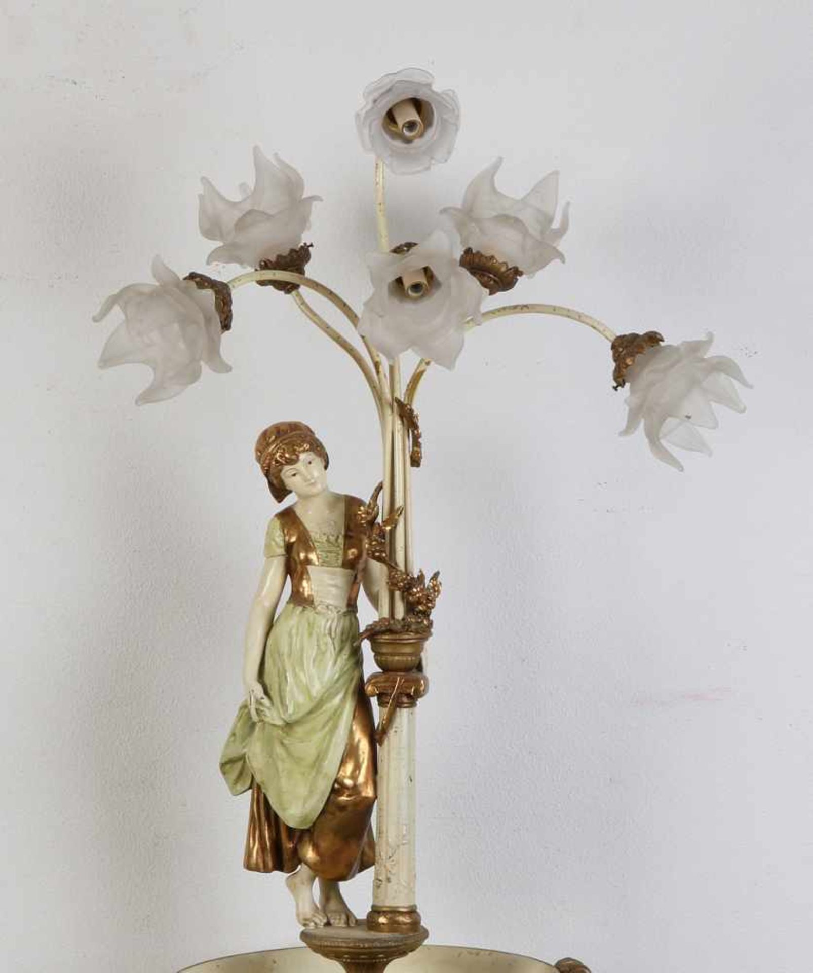 Große polychrome Metall-Stehlampe mit Jardiniere und Lady. Um 1900. Abmessungen: H 166 x Ø 43 cm. - Bild 2 aus 3