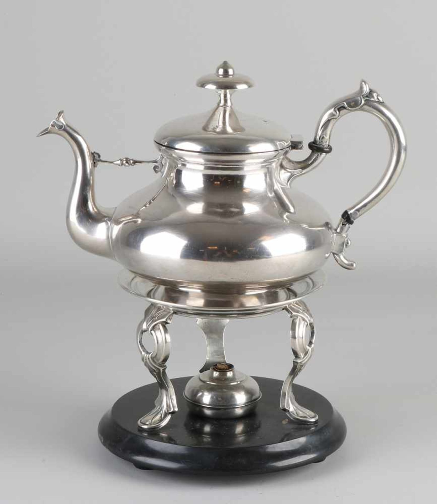 Silberne Teekanne mit Komfort, 833/000. Teekanne bauchiges Modell, mit Akanthusblatt am Griff und