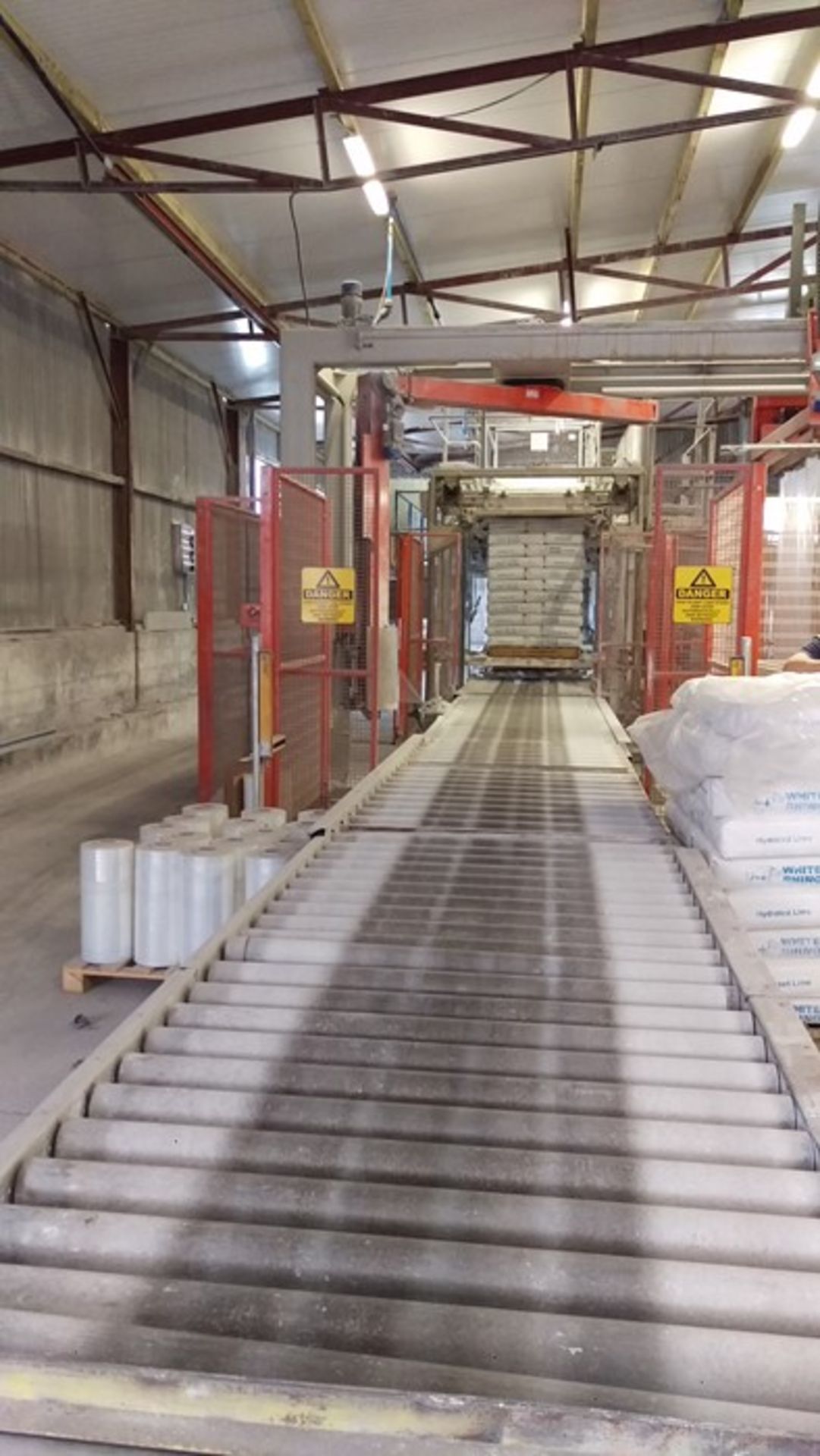 AUTOMATIC PALLET WRAPPING STATION WITH CONVEYORS