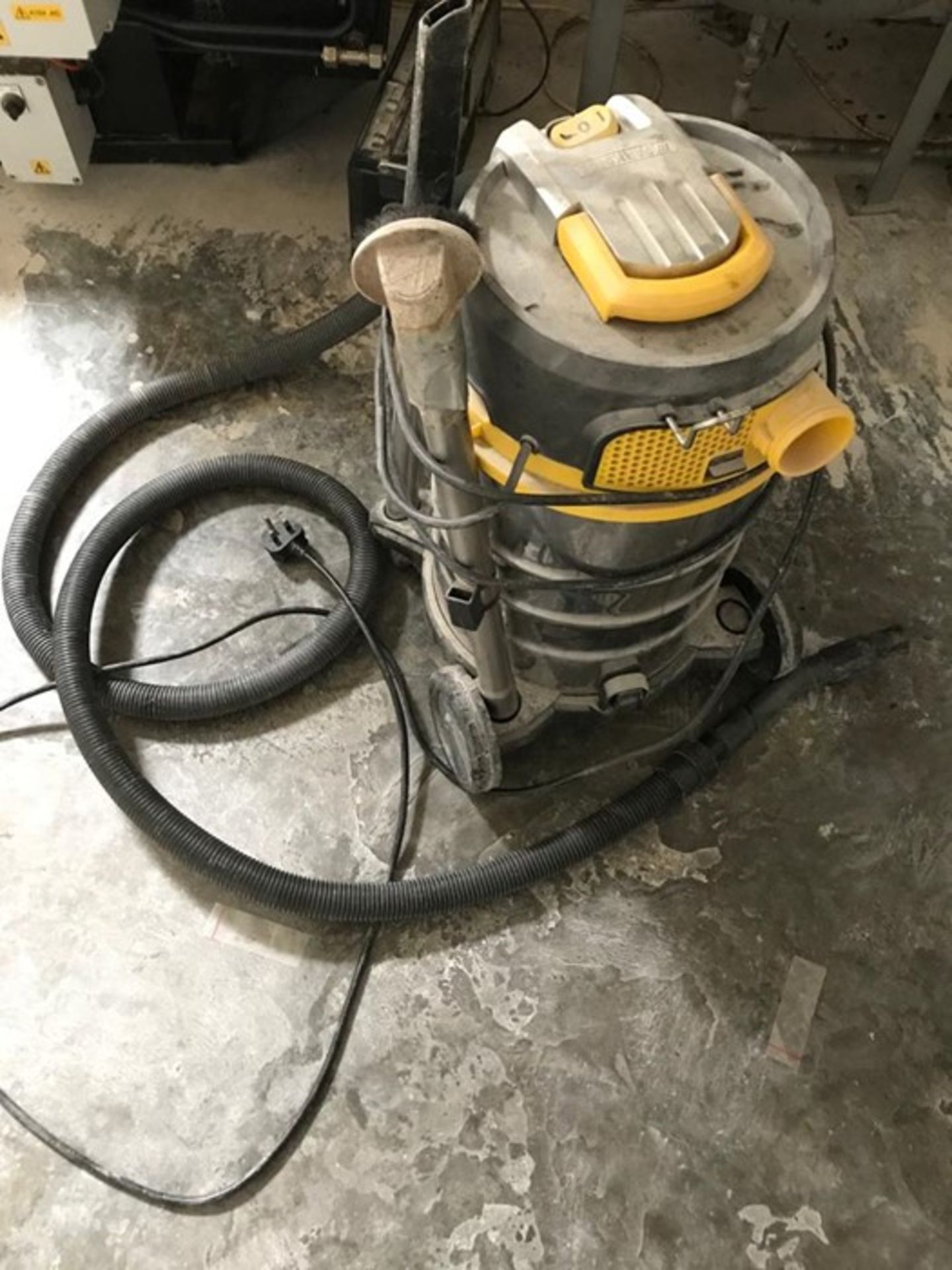 INDUSTRIAL VACUUM CLEANER