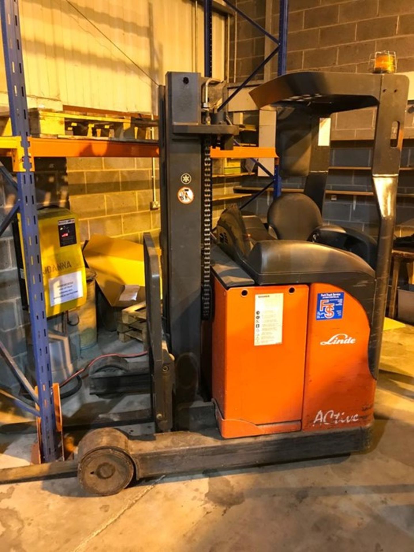 LINDE ELECTRIC FORKLIFT