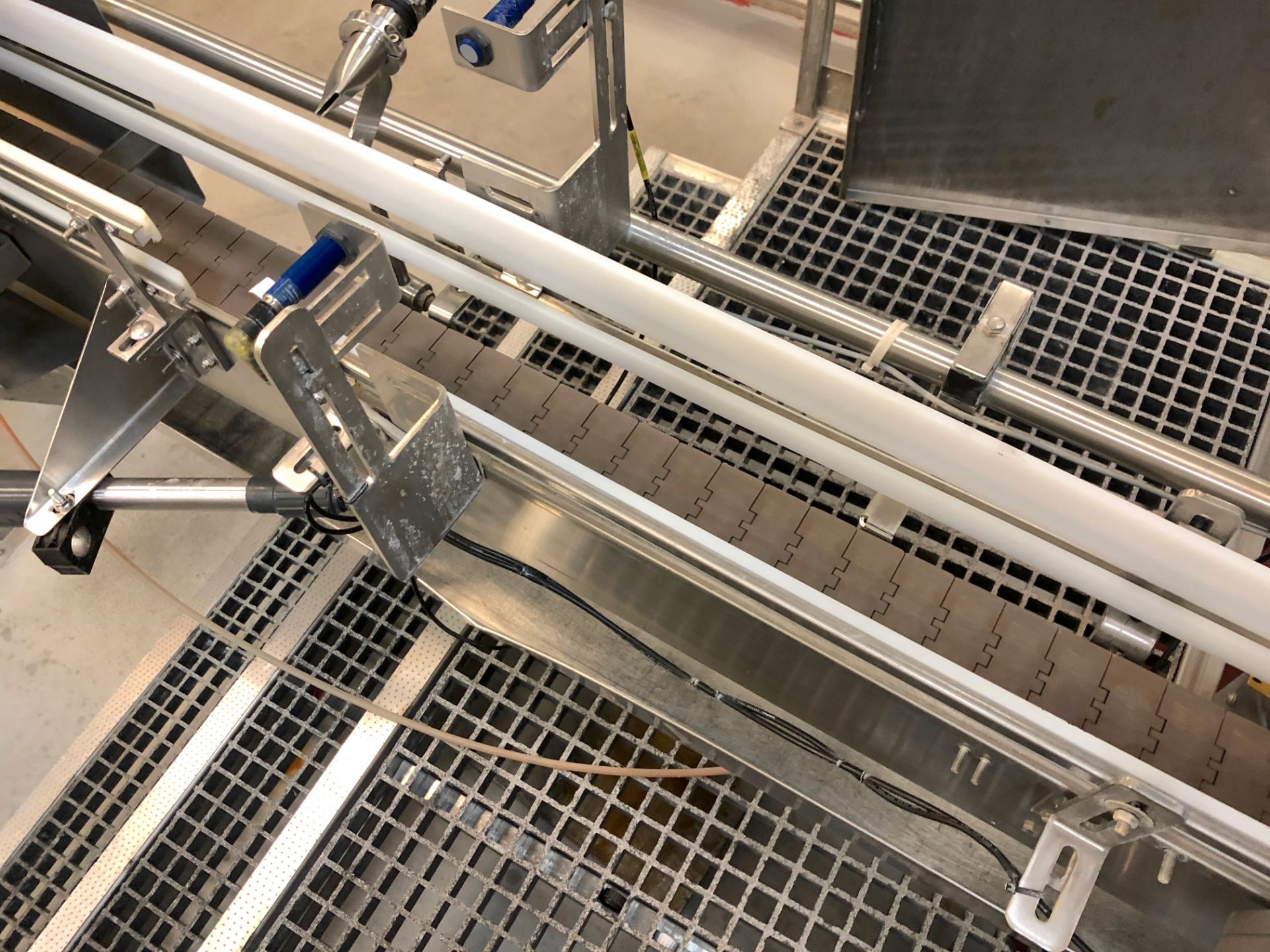 Discharge Bottle Conveyor from Filler - Image 2 of 14