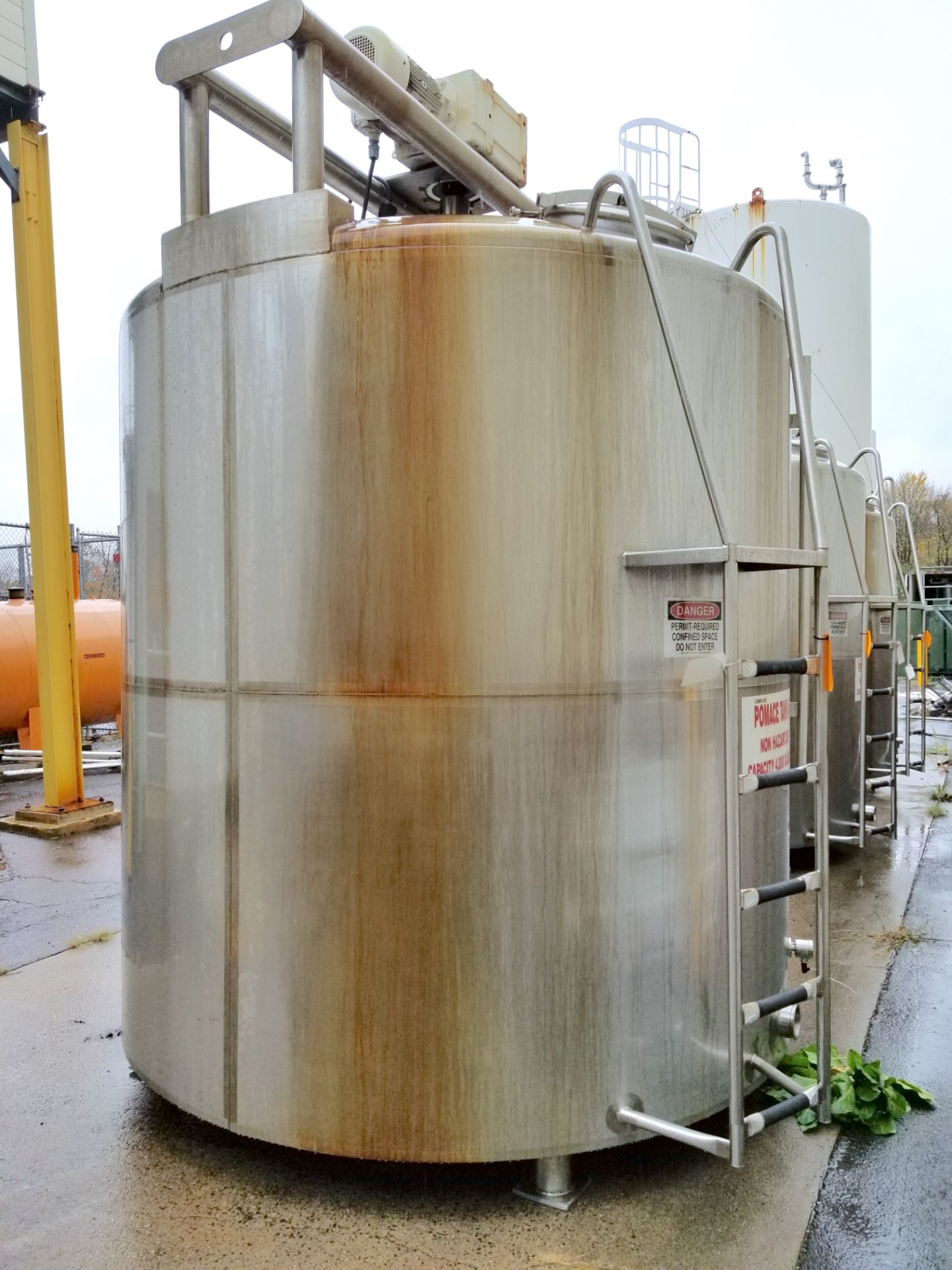 3000 Gallon Vertical Mixing Tanks