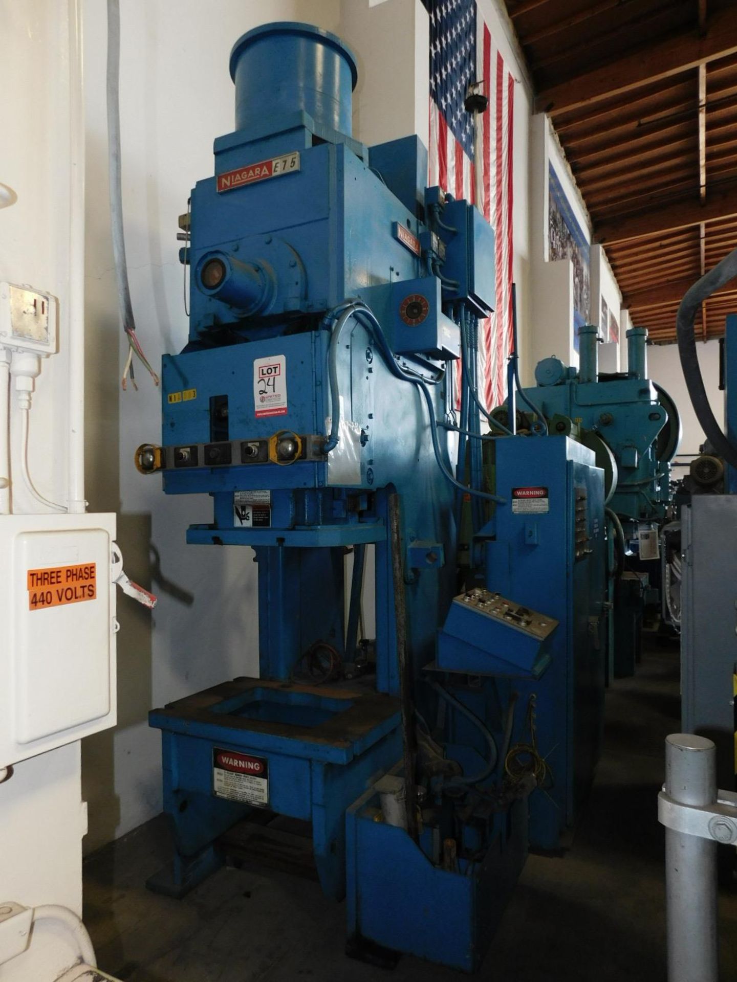 75 TON X 8" NIAGARA O.B.I. PUNCH PRESS, MODEL E-75, DUAL PALM CONTROLS, POWER RAM ADJUSTMENT, AIR