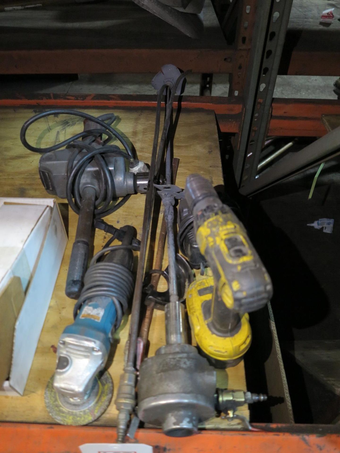 LOT - MISC PNEUMATIC AND ELECTRIC POWER TOOLS, TO INCLUDE: 1/2" DRILL MOTOR, DEWALT 18V CORDLESS