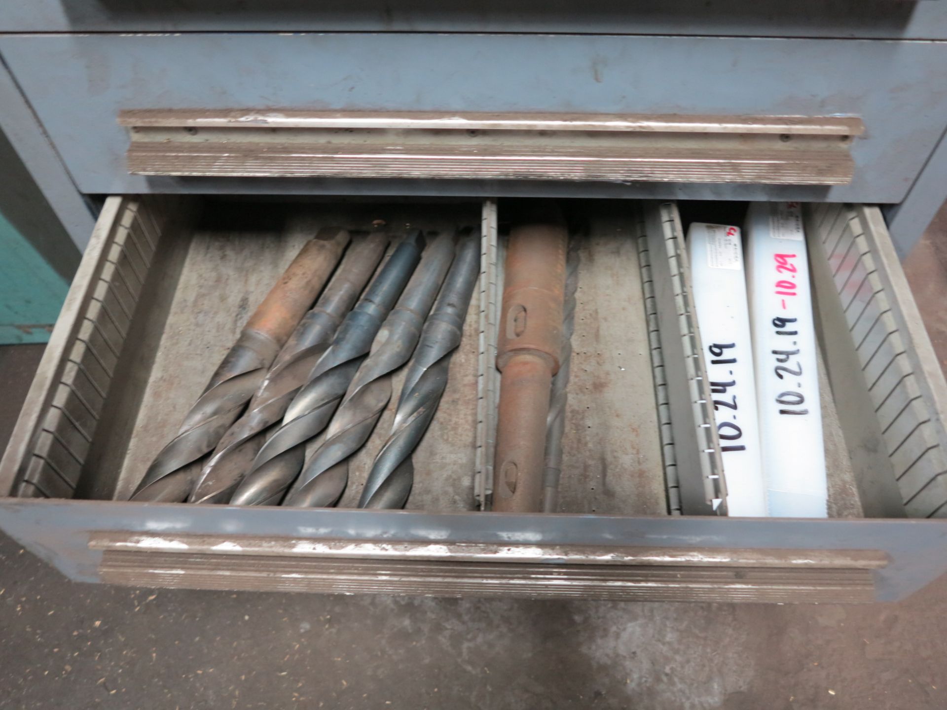 LOT - 7-DRAWER TOOL CABINET FULL OF MORRIS TAPER DRILLS, INCLUDES SMALL TOOL BOX ON TOP - Image 7 of 7