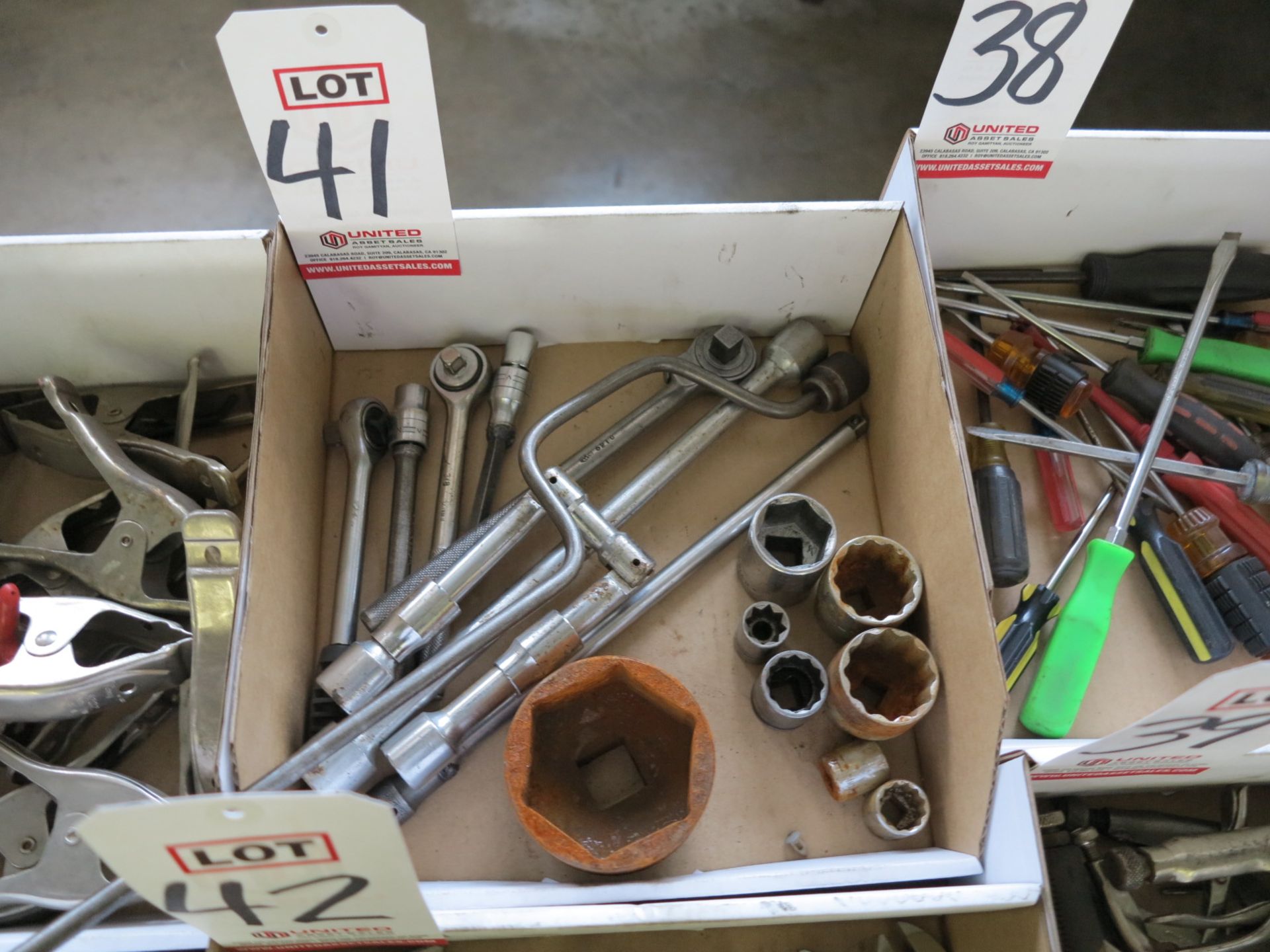 LOT - MISC SOCKETS AND RATCHETS