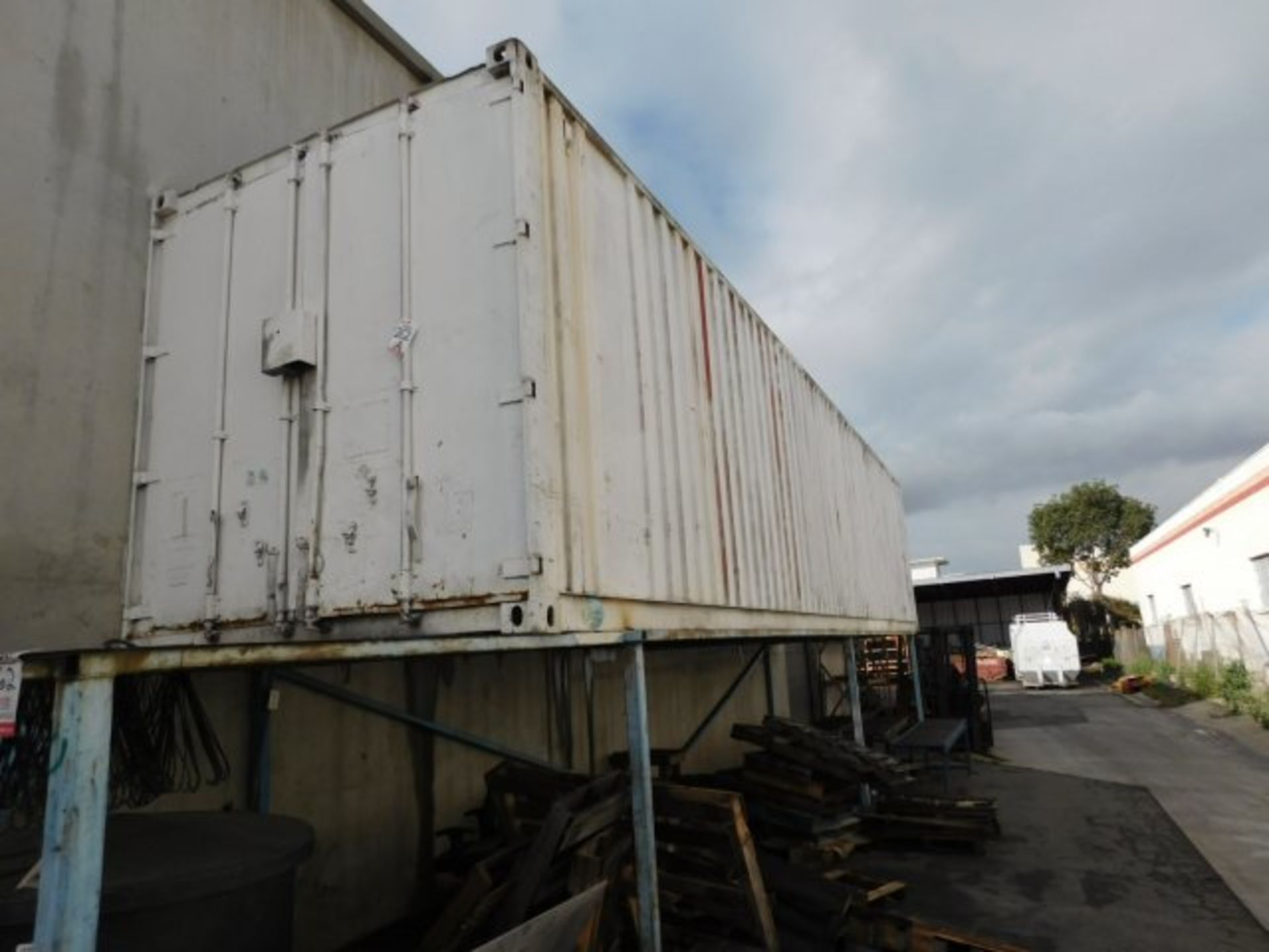 40' SHIPPING CONTAINER, W/O CONTENTS