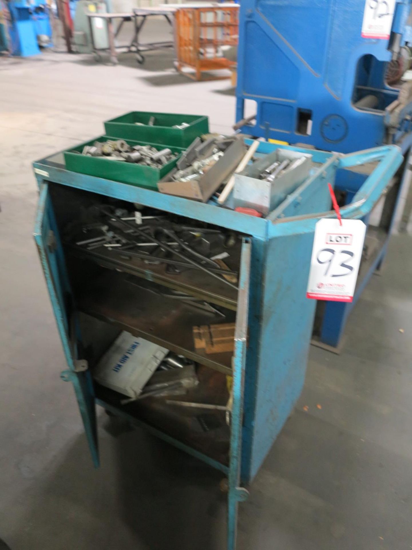 LOT - SMALL SHOP CART W/ CONTENTS TO INCLUDE: MISC MACHINE PARTS/TOOLING AND HAND TOOLS