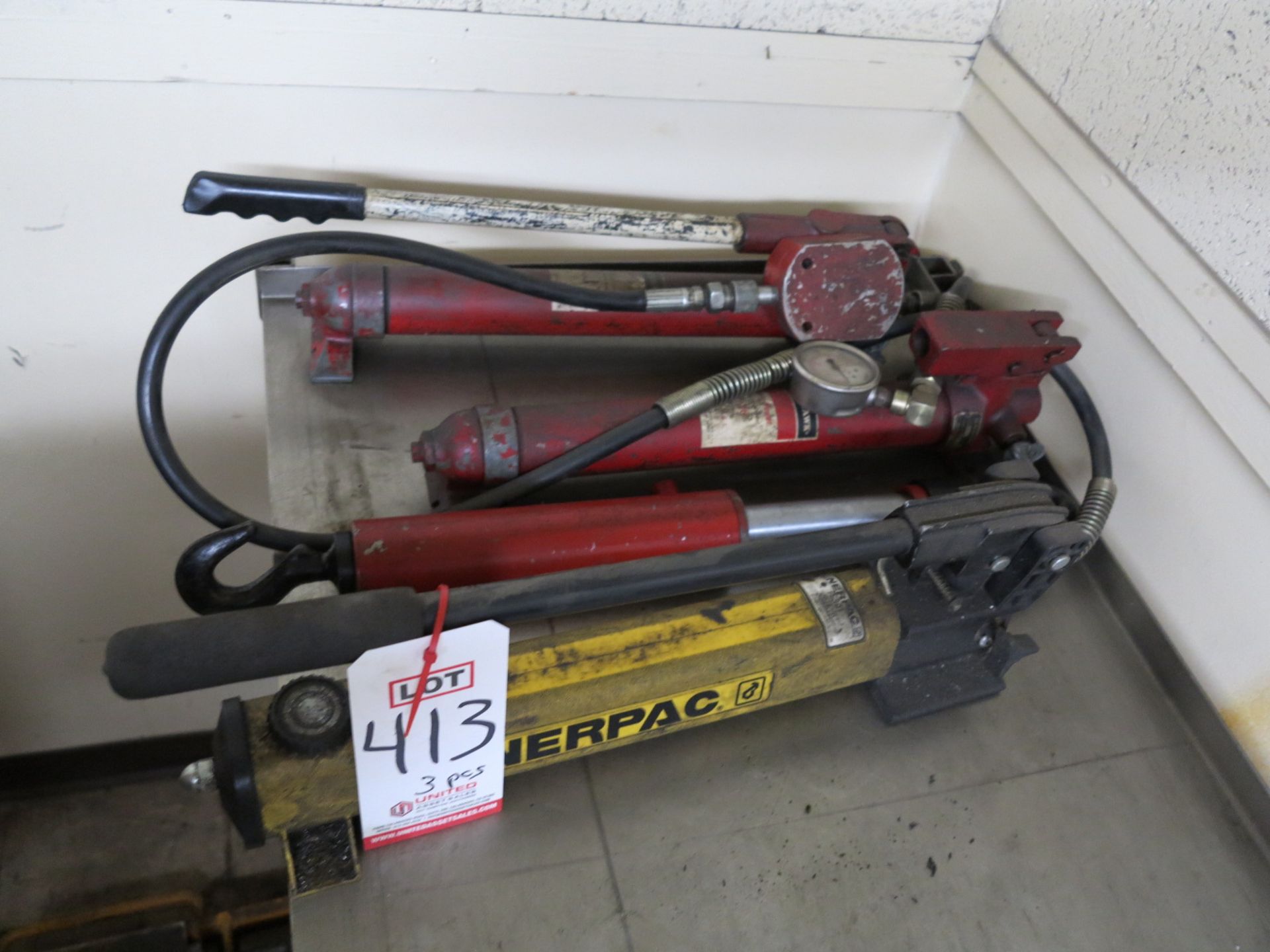 LOT - (3) HYDRAULIC HAND PUMPS AND A HYDRAULIC TURNBUCKLE