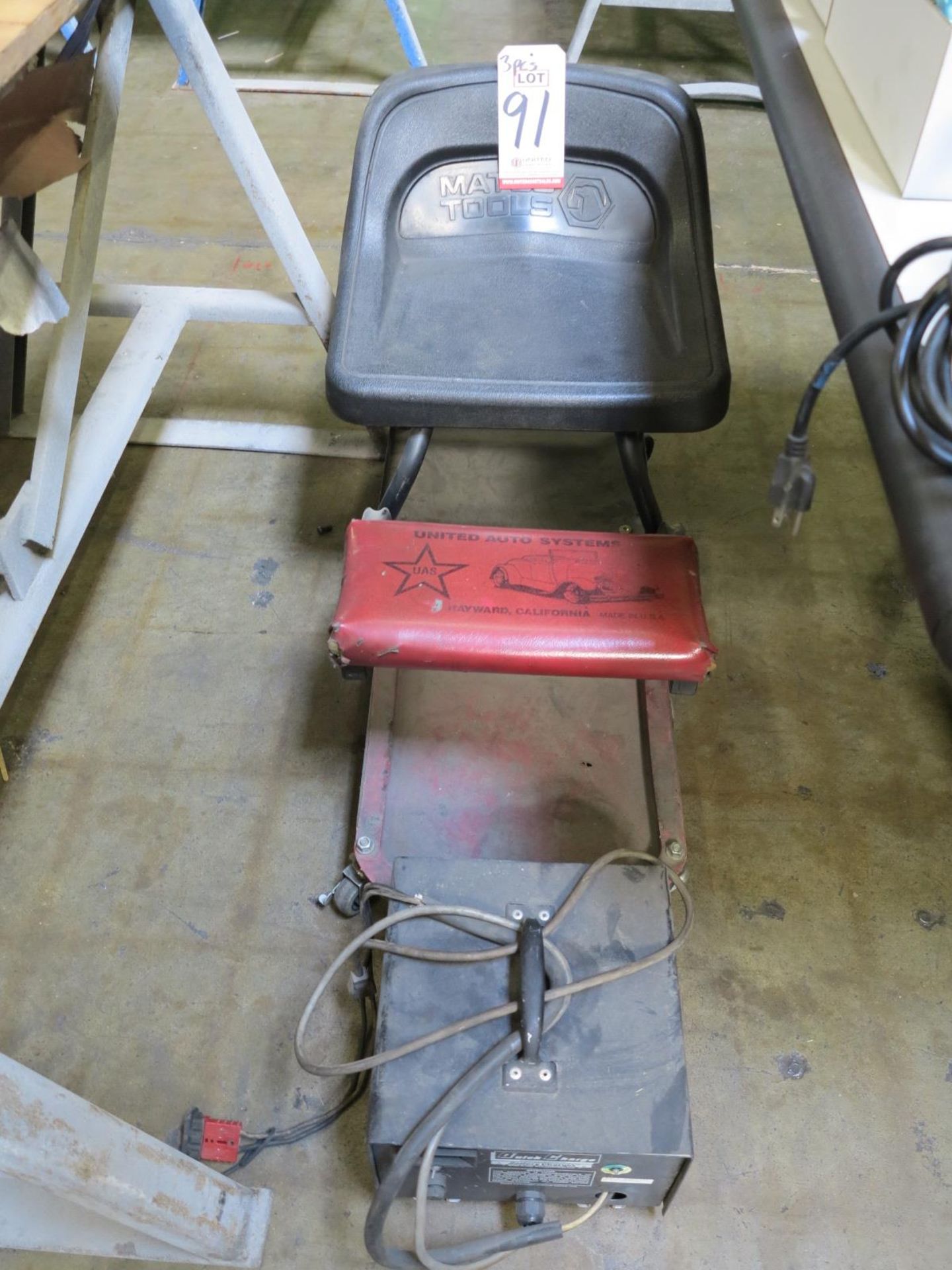 LOT - (2) MECHANICS CREEPER STOOLS AND QUICK CHARGE 24V BATTERY CHARGER