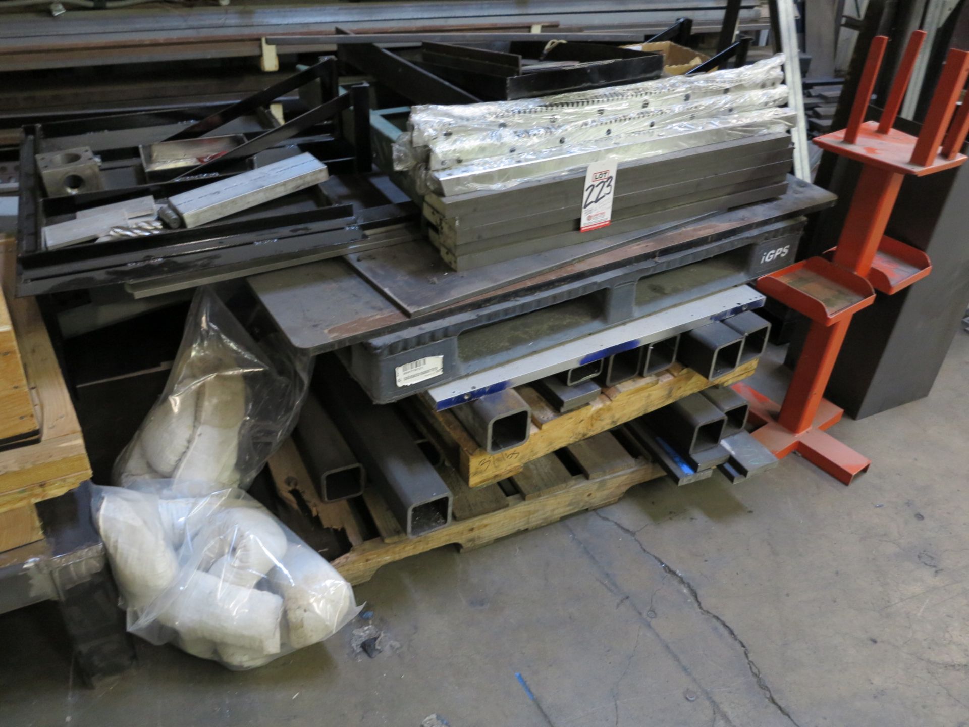 LOT - BALANCE OF SCRAP AND USEABLE MATERIAL ON FLOOR IN FRONT OF CANTILEVER RACK, SEE PHOTOS - Image 3 of 11