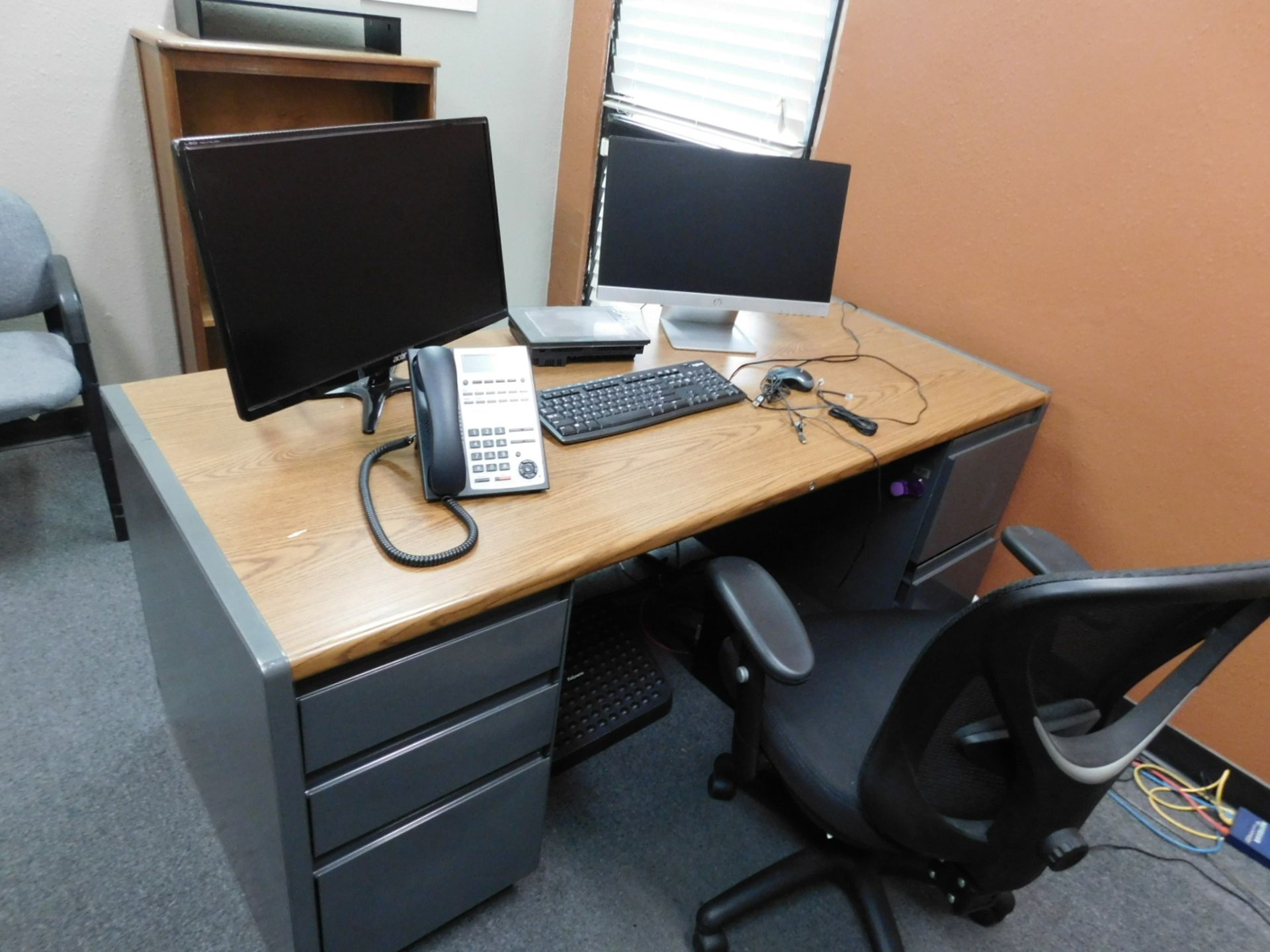 LOT - CONTENTS OF ROOM: FURNISHINGS, ETC. (COMPUTERS NOT INCLUDED) - Image 4 of 5