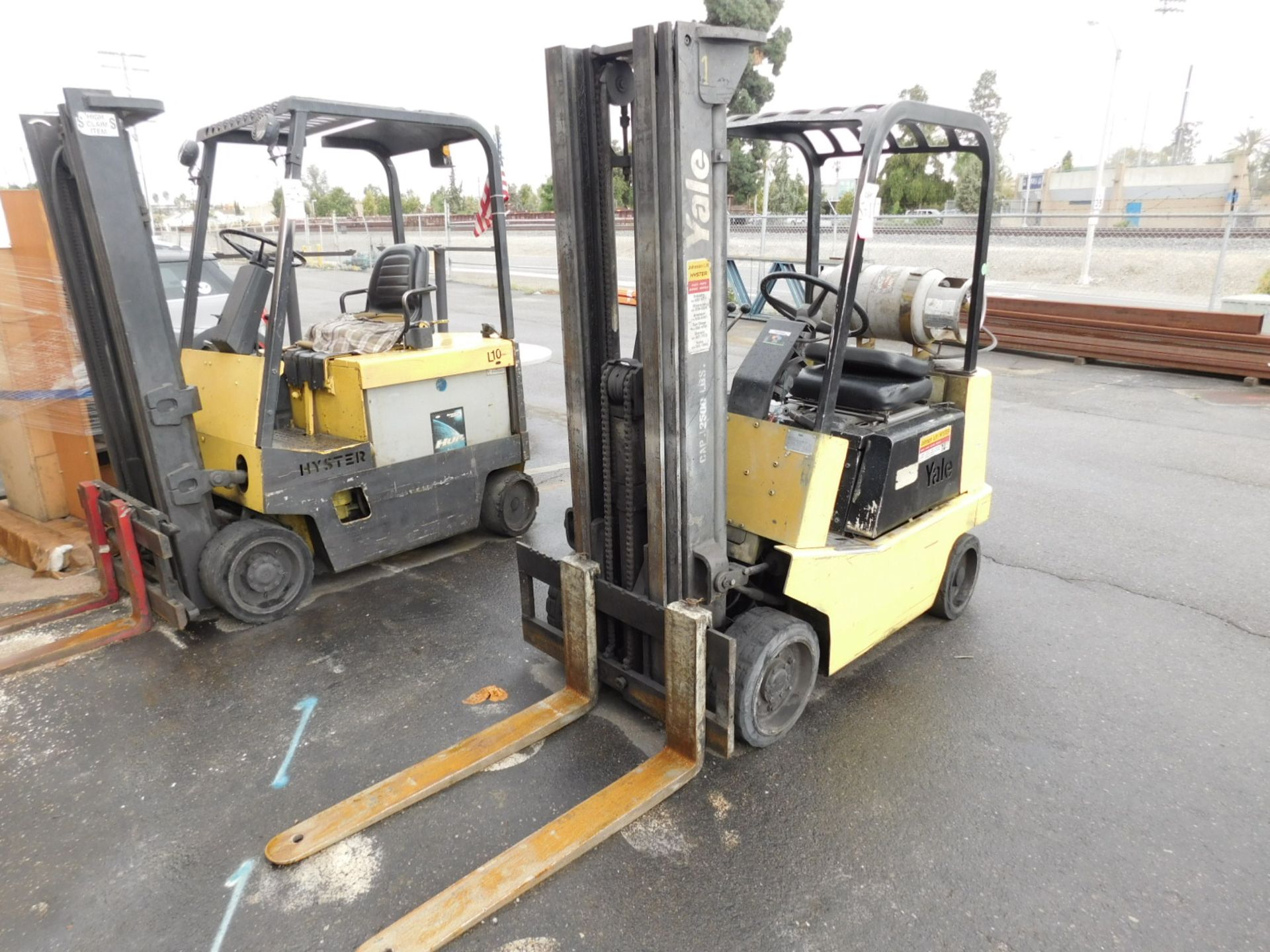 YALE LPG FORKLIFT, MODEL GLC030ABJUAE083, 3,000 LB CAPACITY, 3-STAGE MAST, SIDE SHIFT, SOLID - Image 2 of 3