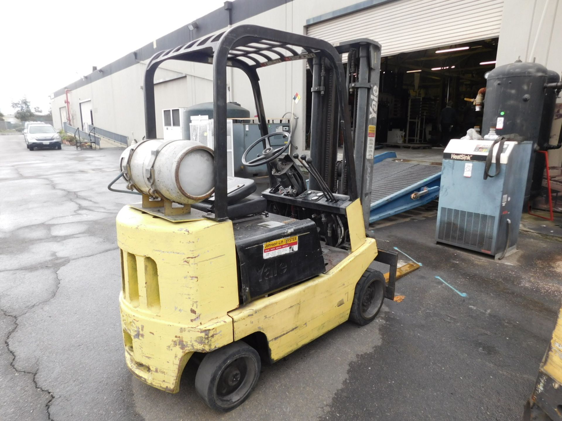 YALE LPG FORKLIFT, MODEL GLC030ABJUAE083, 3,000 LB CAPACITY, 3-STAGE MAST, SIDE SHIFT, SOLID - Image 3 of 3