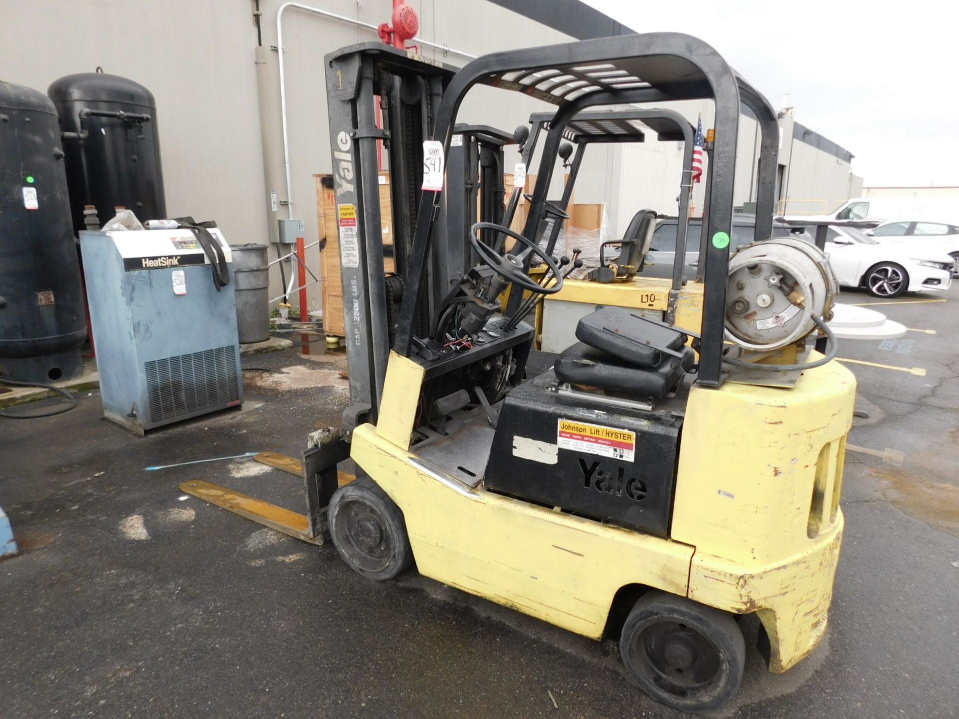 YALE LPG FORKLIFT, MODEL GLC030ABJUAE083, 3,000 LB CAPACITY, 3-STAGE MAST, SIDE SHIFT, SOLID