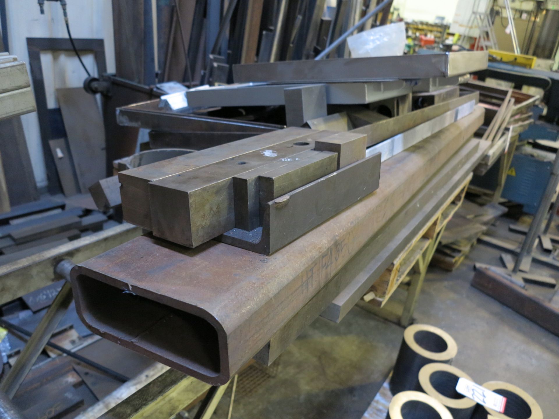 LOT - BALANCE OF SCRAP AND USEABLE MATERIAL ON FLOOR IN FRONT OF CANTILEVER RACK, SEE PHOTOS - Image 5 of 11