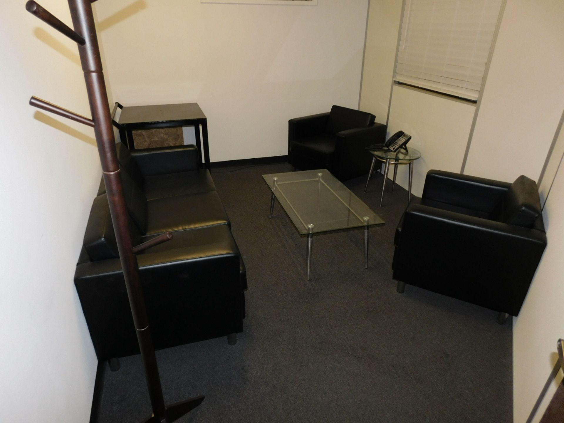 LOT - CONTENTS OF OFFICE AND WAITING ROOM AREA (COMPUTERS NOT INCLUDED) - Image 3 of 4