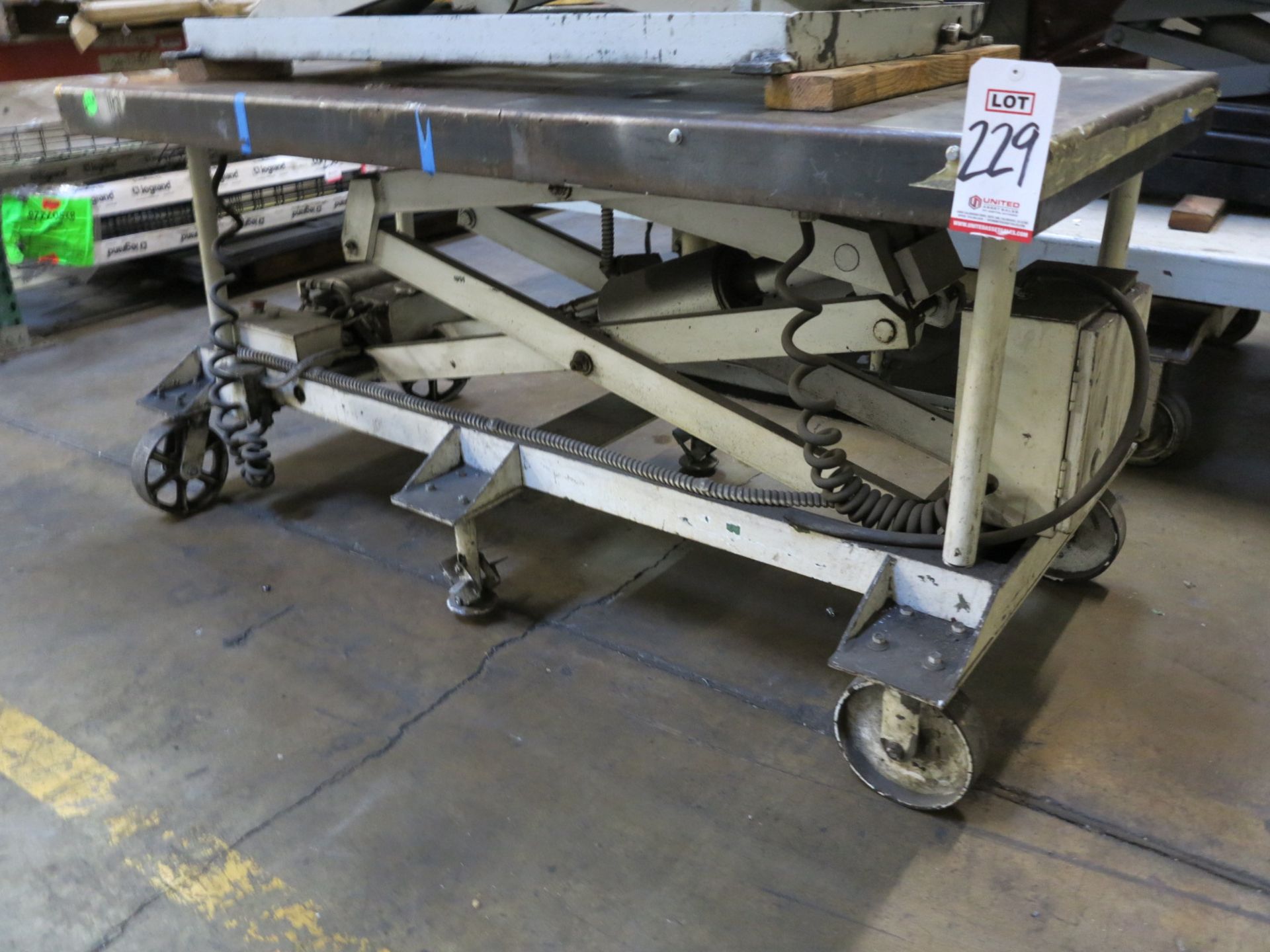 2,000 LB HYDRAULIC SCISSOR LIFT TABLE, 3' X 6', ON CASTERS