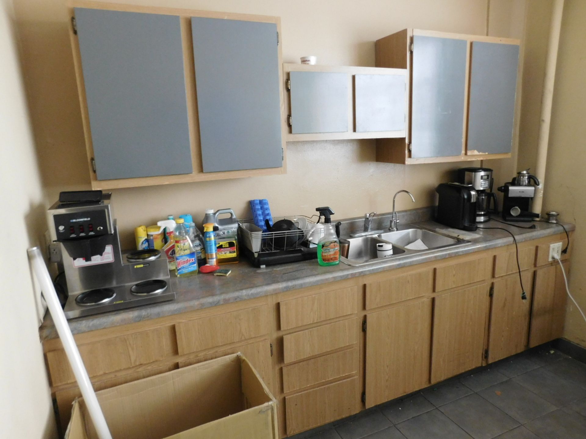 LOT - CONTENTS OF BREAKROOM, TO INCLUDE: ALL APPLIANCES, FURNITURE AND CONTENTS OF CABINETS, ETC. - Image 3 of 3