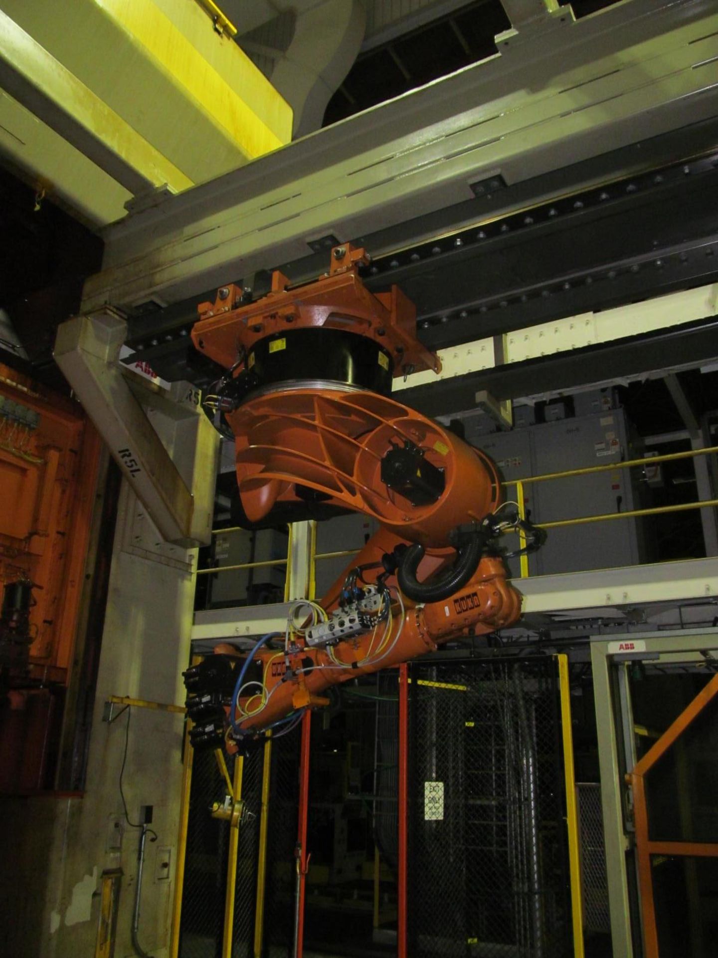 7-AXIS KUKA UNLOADING ROBOT w/ CONTROL & TEACH PAD MOUNTED ON OVERHEAD LINEAR RAIL, *PLEASE NOTE: