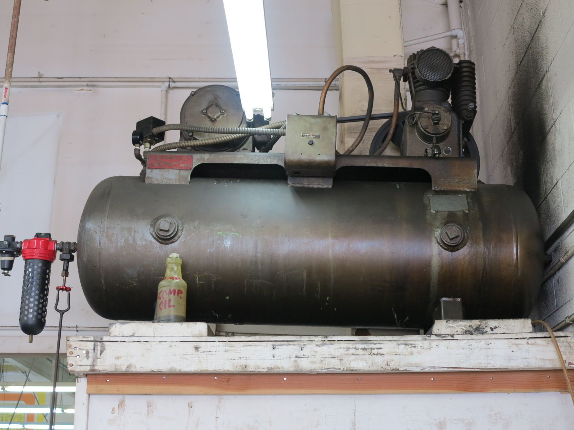 HILLS BROS. & CO. 5 HP AIR COMPRESSOR, MODEL 258, HORIZONTAL TANK