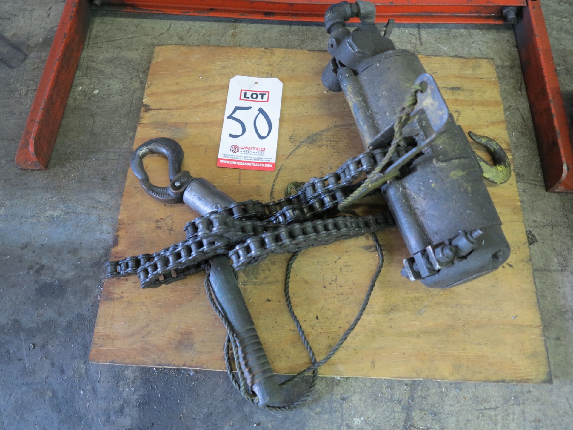 300 LB. ROLLER CHAIN AIR HOIST