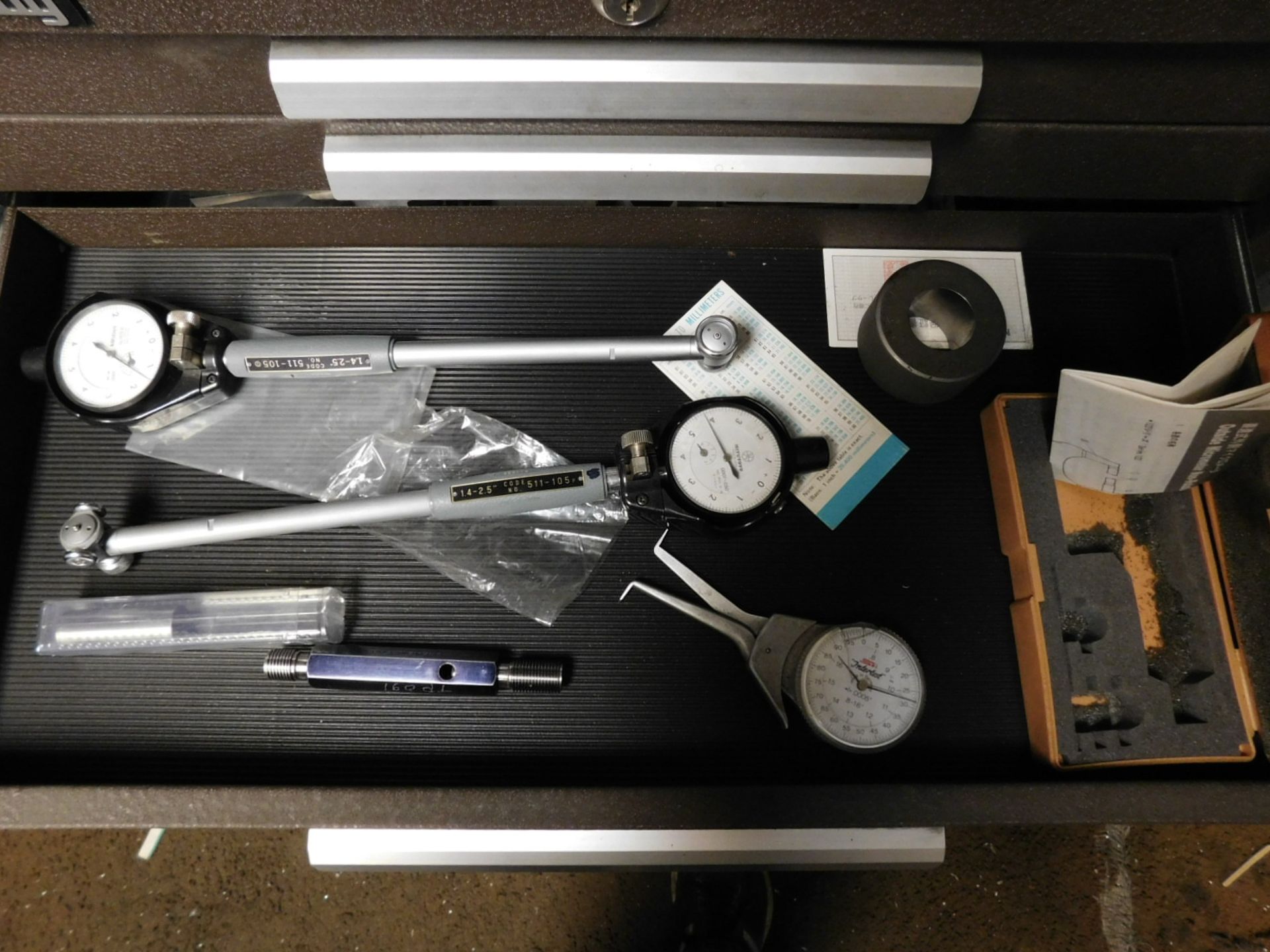 LOT - KENNEDY 4-DRAWER TOOL BOX, W/ KEYS AND ALL CONTENTS, TO INCLUDE: MICROMETERS, DIAL GAGES, - Image 4 of 5