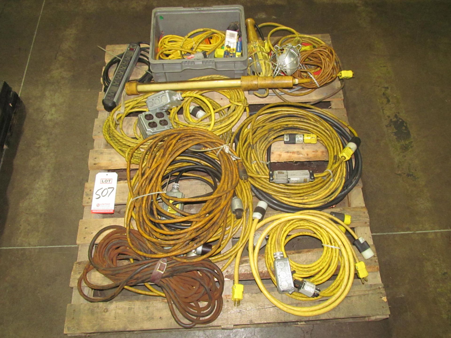LOT - ASSORTED EXTENSION CORDS (LOC. O25)