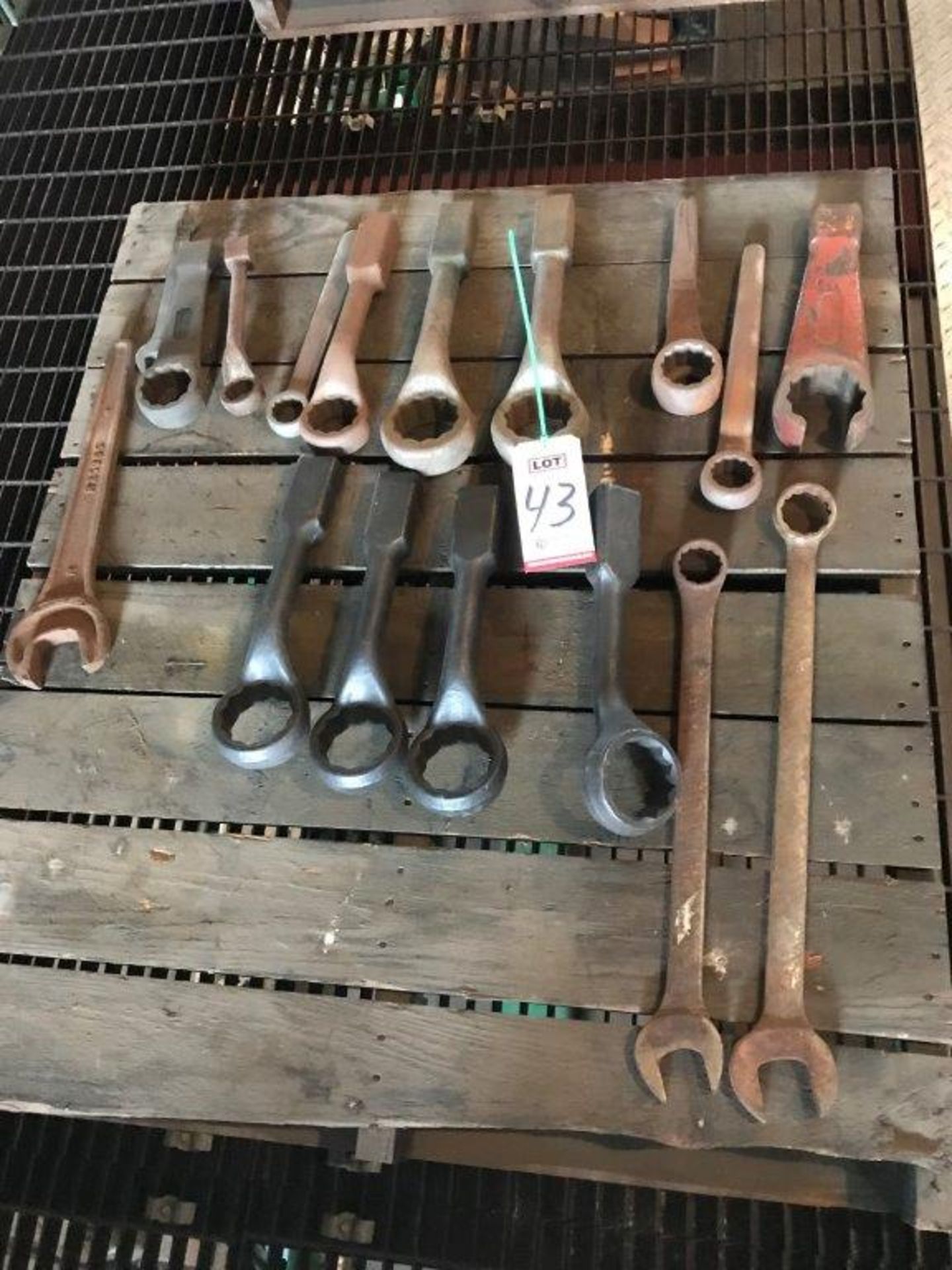 LOT - ASSORTED STRIKE WRENCHES