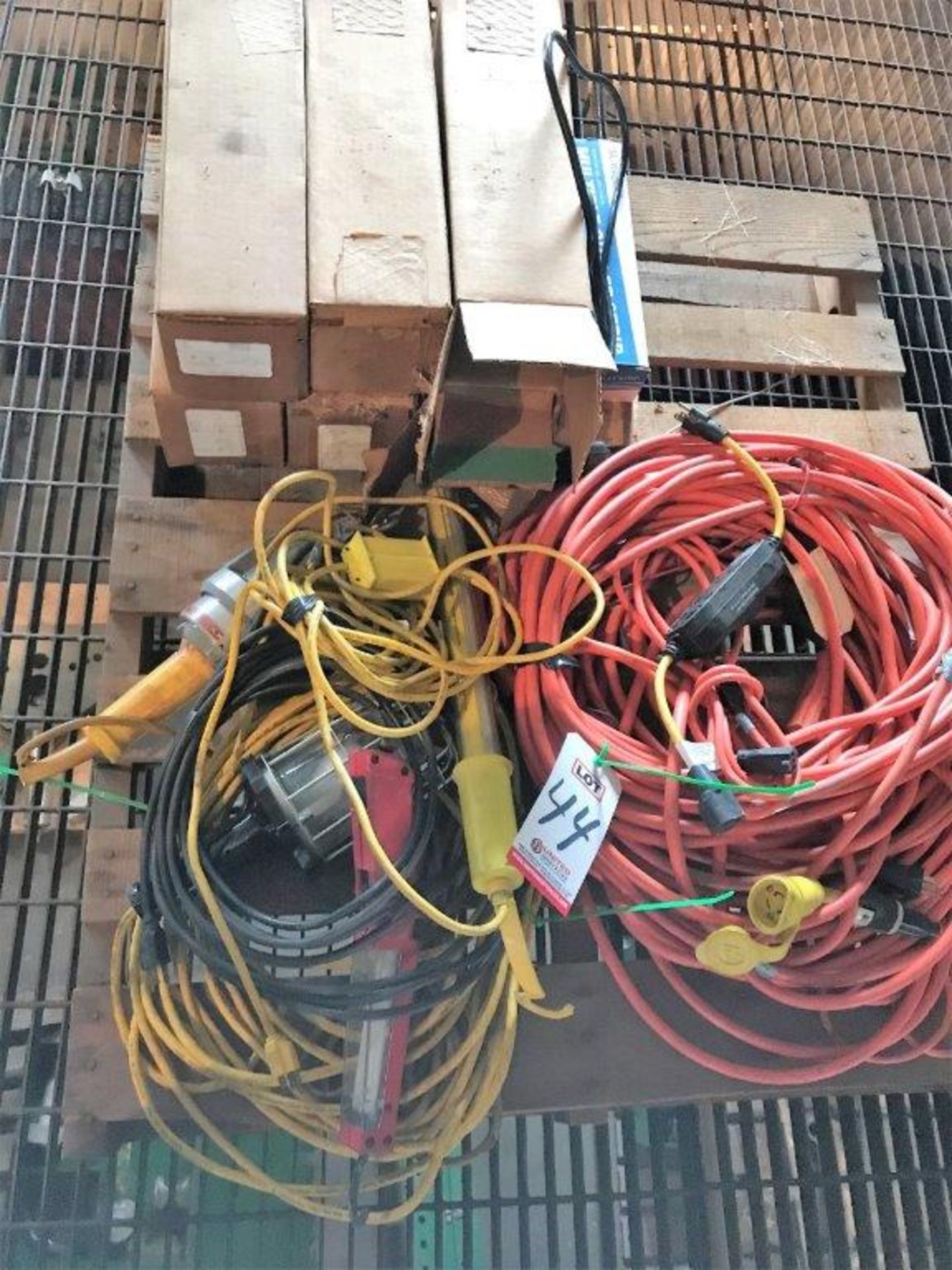 LOT - ASSORTED HAND HELD LIGHTS AND EXTENSION CORDS