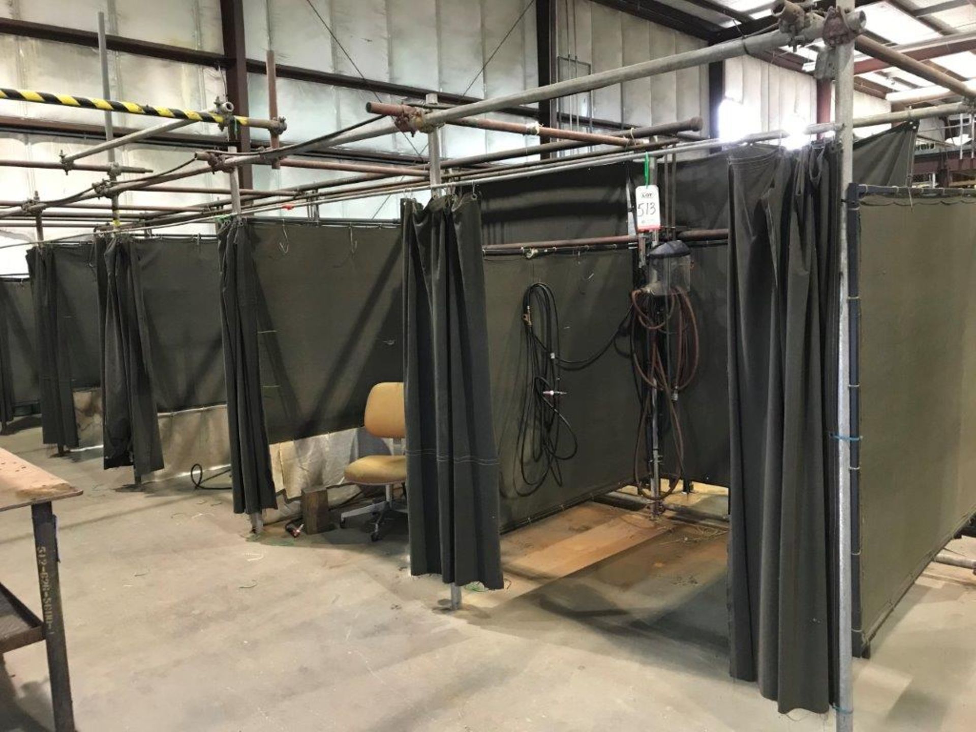 LOT - (5) BAY WELD CENTERS W/ CURTAINS, GUNS, GAS LINE, AIR HOSE AND MISC. (LOCATION: BUILDING 6)