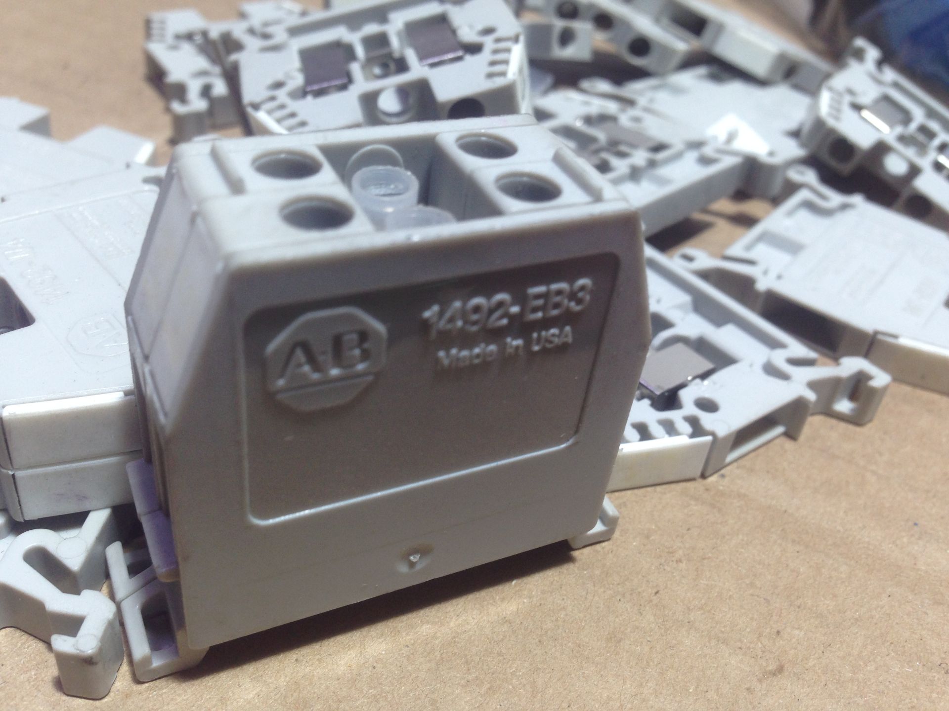 LOT - ALL NEW: MINI ROLLER LIMIT SWITCHES, ALLEN BRADLEY SELECTOR SWITCHES, CONTACT BLOCKS, AND - Image 4 of 4