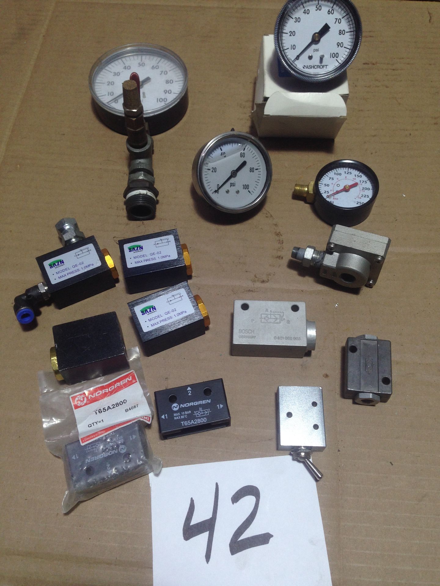 LOT - ALL NEW: PRESSURE GAUGES, NORGREN SHUTTLE VALVES AND QUICK EXHAUST VALVES