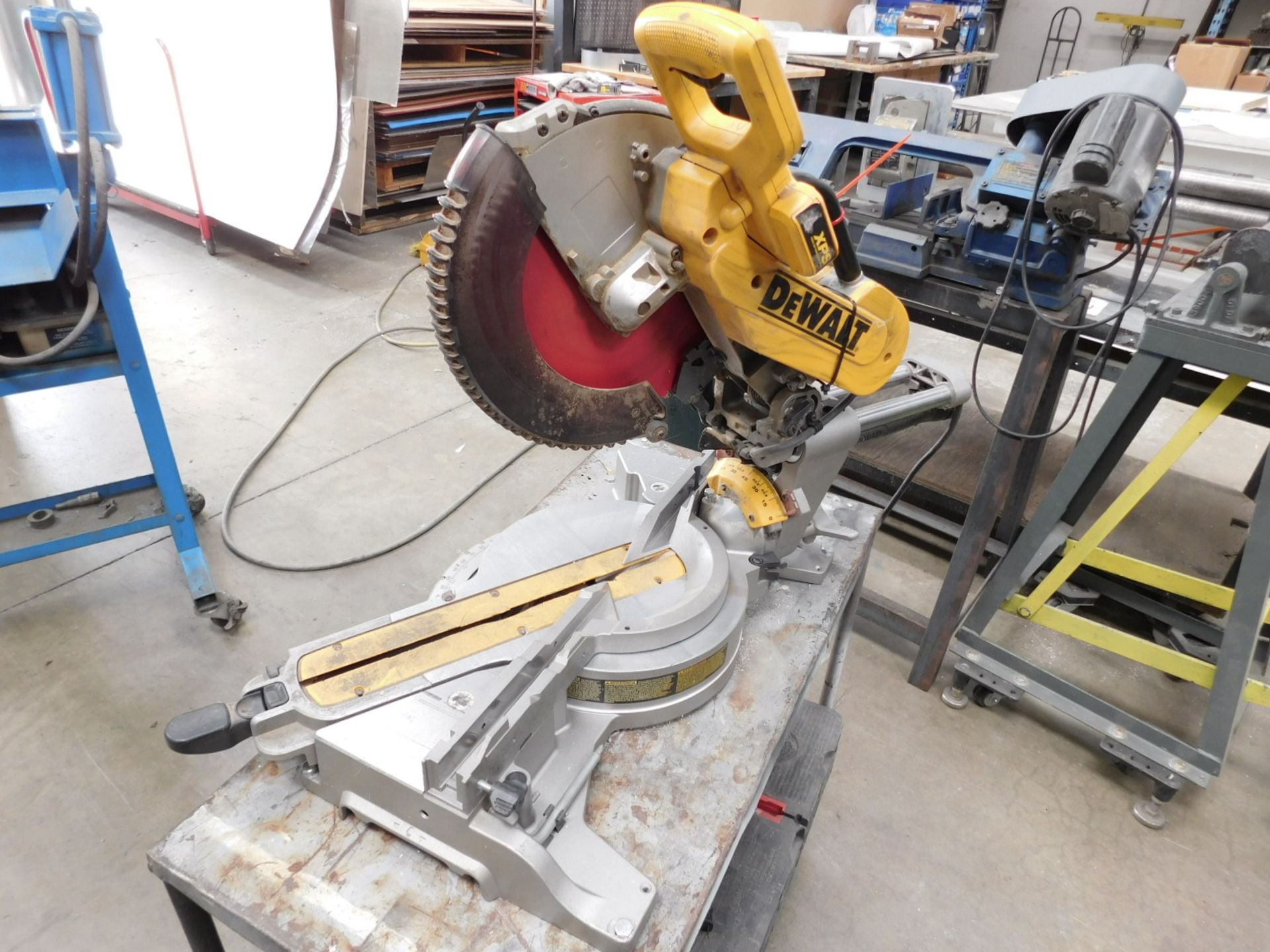 DEWALT DWS780 12" DOUBLE BEVEL SLIDING COMPOUND MITER SAW, 15 AMP, W/ CART - Image 2 of 4