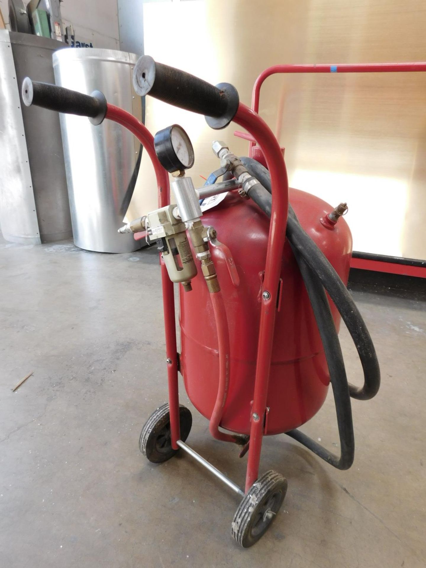 CENTRAL PNEUMATIC 40 LB ABRASIVE BLASTER, 60-125 PSI AIR PRESSURE, 6-25 CFM REQUIRED - Image 2 of 3