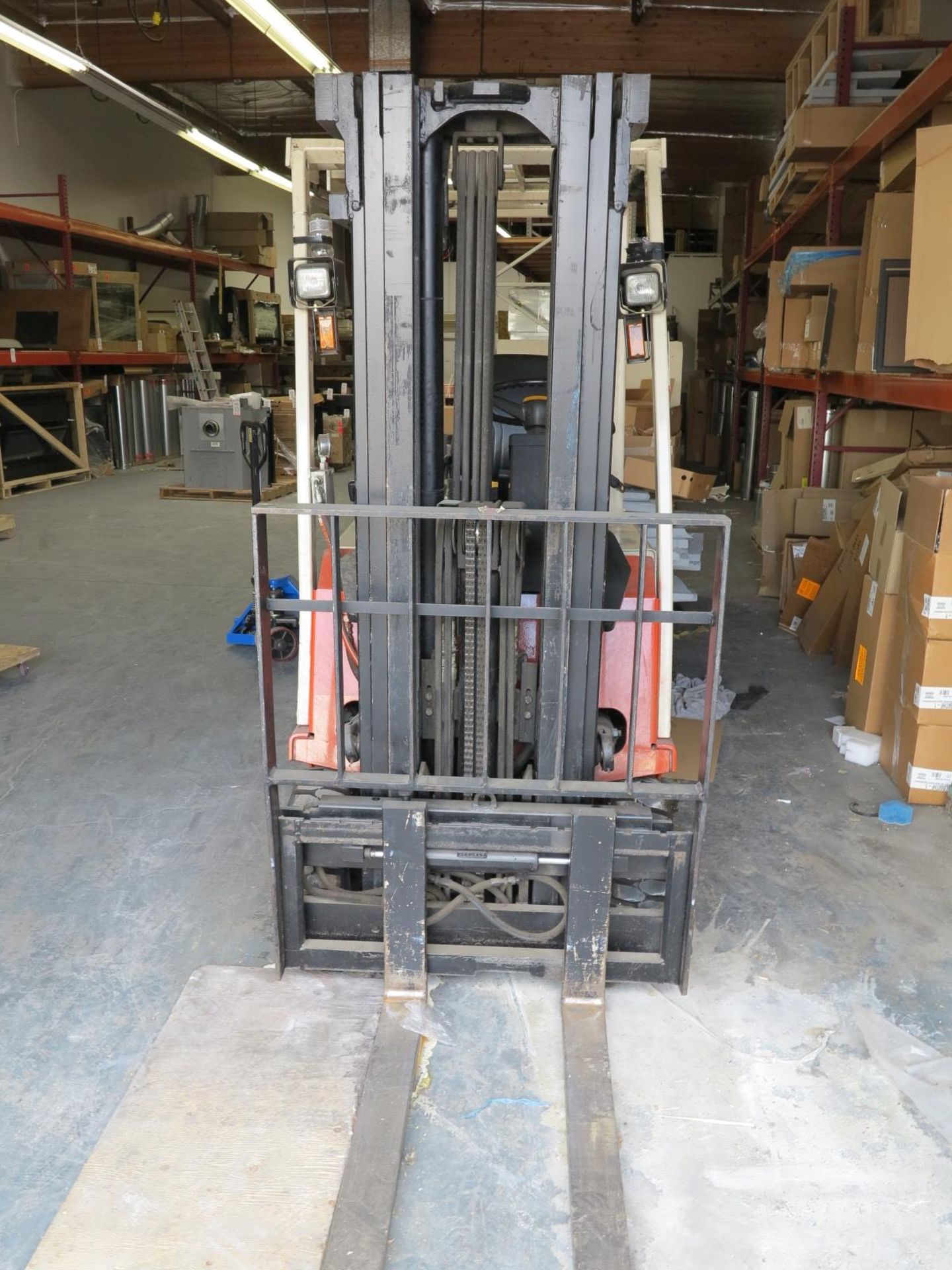 NISSAN ELECTRIC FORKLIFT, MODEL OT30S, 3-STAGE MAST, 2,700 LB CAPACITY, S/N 0T30S-B96-70058, W/ - Image 3 of 10