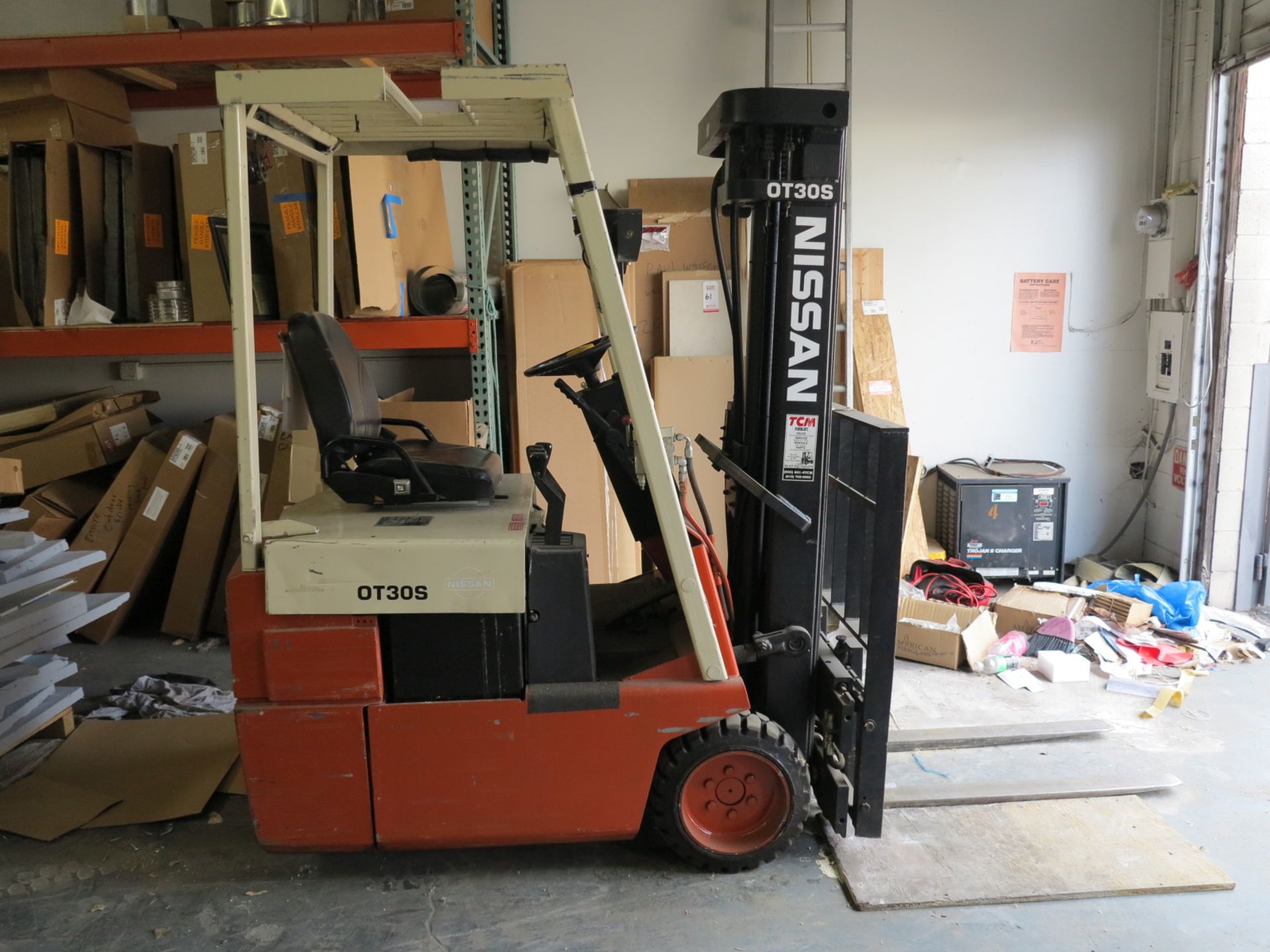 NISSAN ELECTRIC FORKLIFT, MODEL OT30S, 3-STAGE MAST, 2,700 LB CAPACITY, S/N 0T30S-B96-70058, W/ - Image 4 of 10