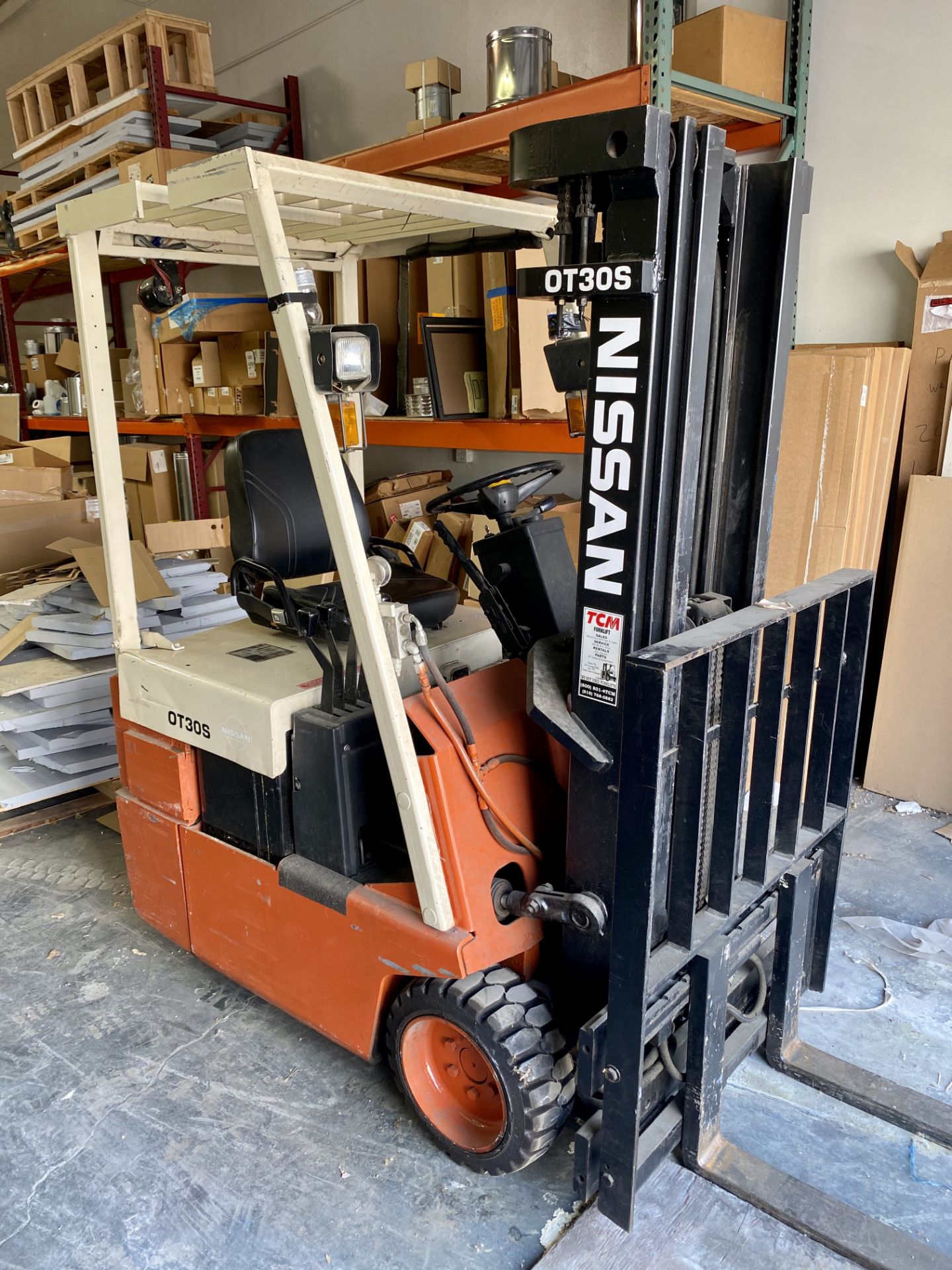 NISSAN ELECTRIC FORKLIFT, MODEL OT30S, 3-STAGE MAST, 2,700 LB CAPACITY, S/N 0T30S-B96-70058, W/ - Image 6 of 10