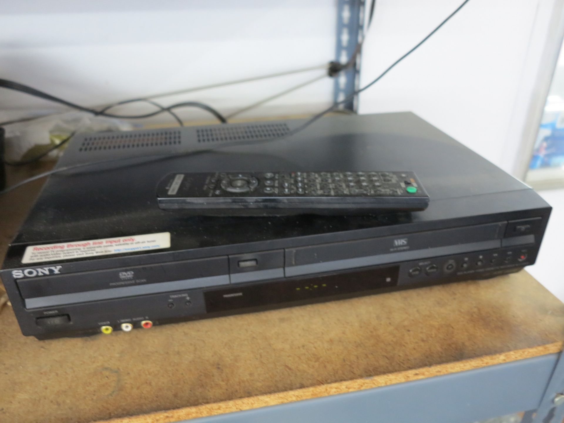 LOT - (1) DVD PLAYER, (1) FM ANTENNA AND (1) DVD/VHS COMBO PLAYER - Image 3 of 3