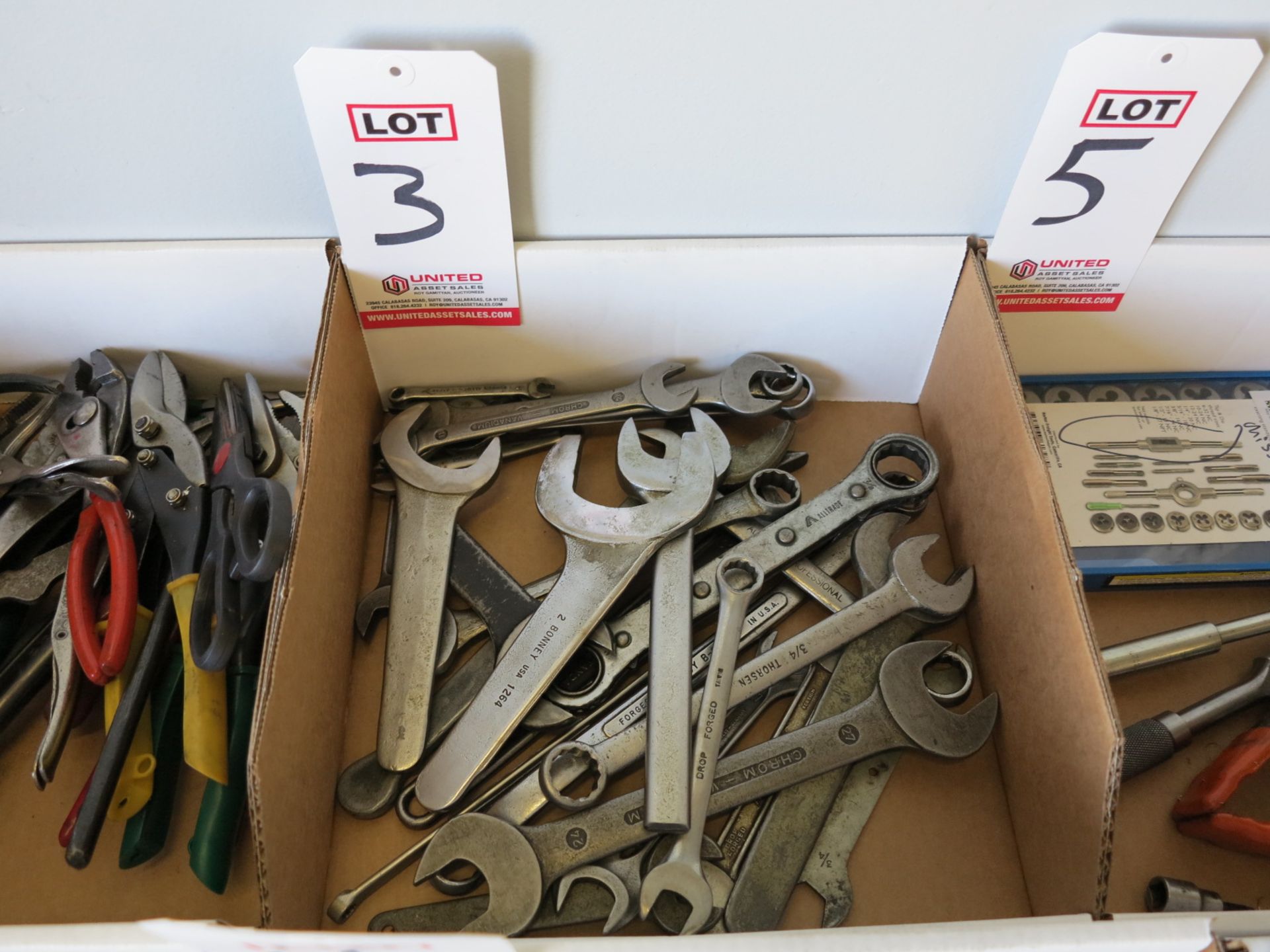 LOT - ASSORTED OPEN AND COMBO WRENCHES